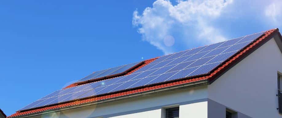 ¿En qué tipo de tejado se puede instalar paneles solares?
